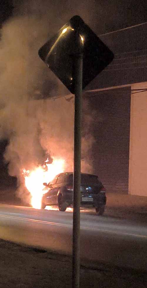 Motorista “atropela” lombada a ponto de seu veículo pegar fogo em avenida de Avaré - sudoestepaulista Motorista “atropela” lombada a ponto de seu veículo pegar fogo em avenida de Avaré - sudoestepaulista